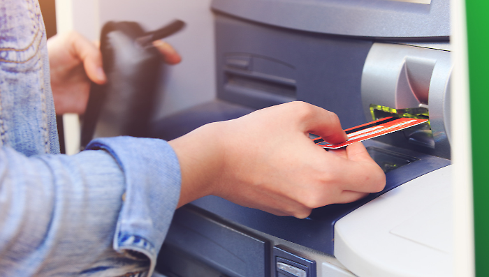 Rapinate al bancomat, una di loro viene picchiata per strada: arresti domiciliari e braccialetto elettronico per l'aggressore