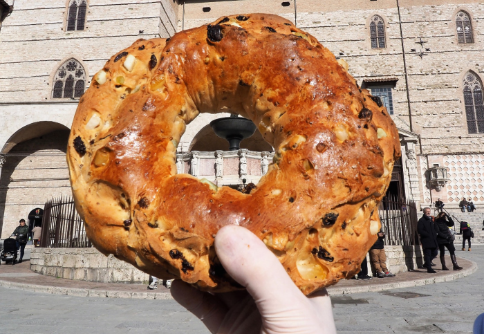 Torcolo di San Costanzo, la storia delle origini: un premio di consolazione per le ragazze che non si sposavano. Ecco la ricetta ufficiale