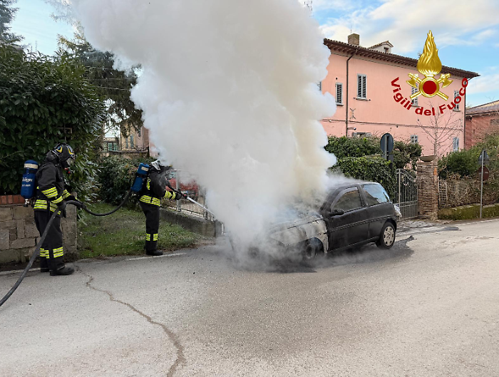 Auto in fiamme a Sigillo: intervento dei vigili del fuoco 