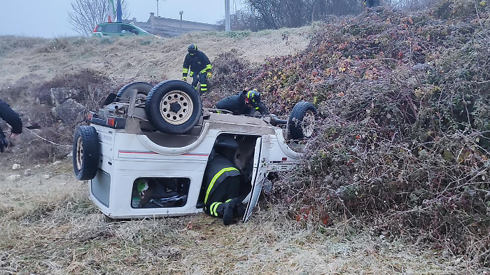 Si ribalta con l'auto in una scarpata: soccorso dai vigili del fuoco 