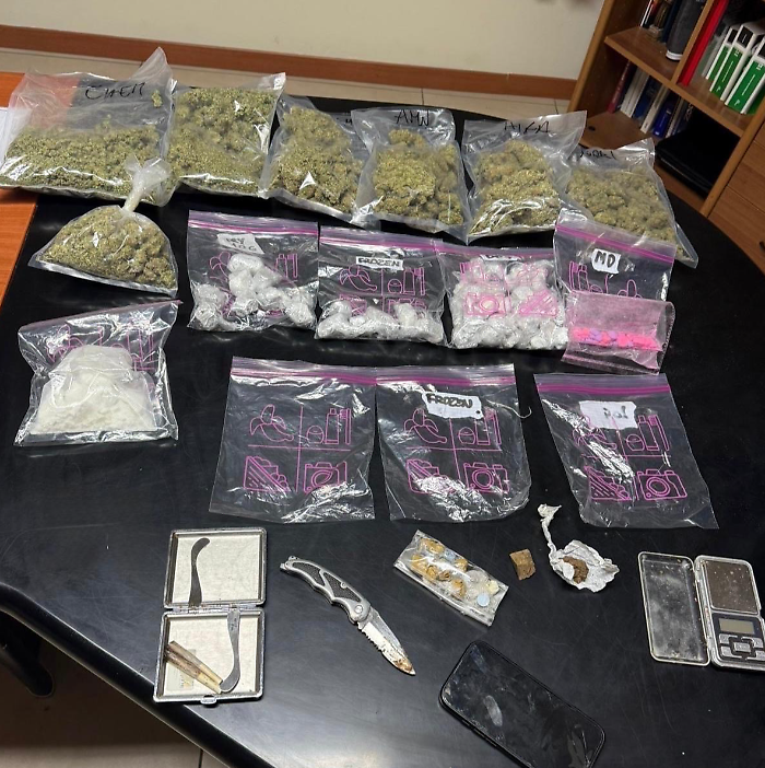 Madre denuncia il figlio 17enne: in casa aveva oltre 1,2 chili di marijuana, hashish, cocaina e mdma 