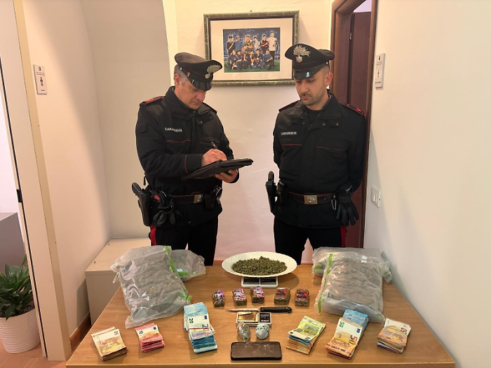 Sorpreso in centro con hashish: in casa aveva 2 chili di marjuana e 18mila euro in contanti. Arrestato 