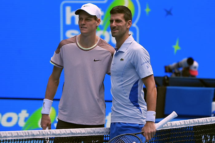 Jannik Sinner contro Novak Djokovic, la semifinale agli Australian Open sar&agrave; visibile in chiaro: orario e dove vederla 