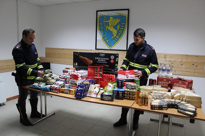 Giravano in autostrada con scatoloni pieni di alimenti rubati: denunciati un uomo e una donna 