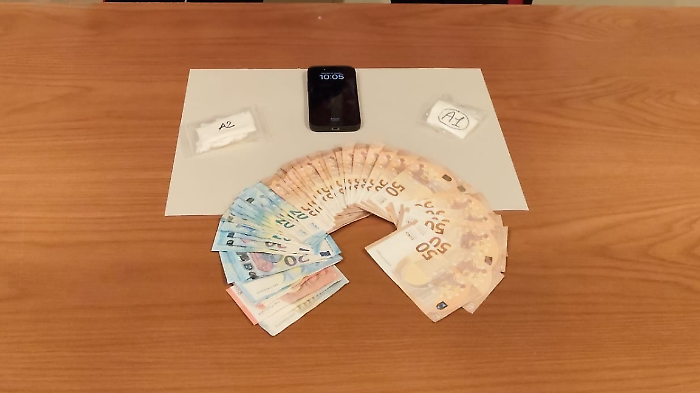 Sorpresa a spacciare, viene trovata in possesso di 15 dosi di cocaina e oltre 1700 euro in contanti: arrestata 30enne 