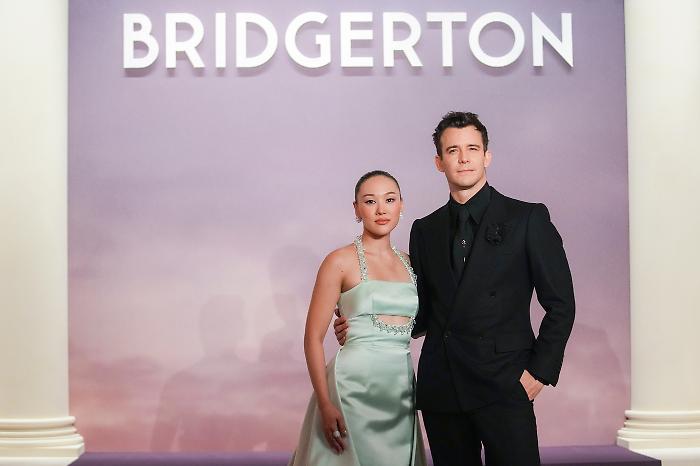 Effetto Bridgerton, l'impatto della serie Netflix sulla societ&agrave;: dalla moda al nuovo Cime tempestose