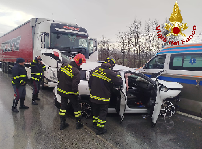 Incidente sulla E45, auto si scontra con un camion: conducente trasportato in ospedale in grave condizioni