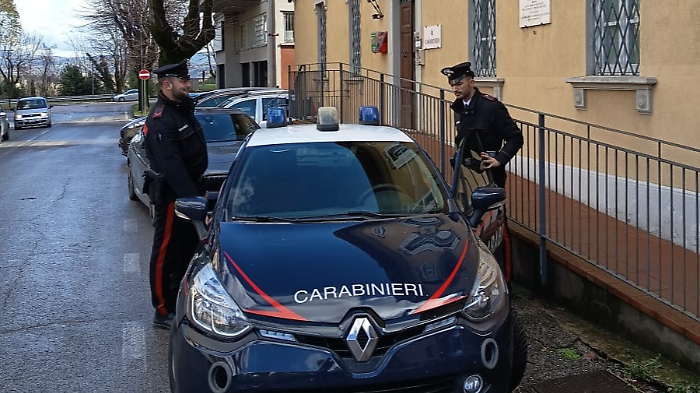 Ruba dei vestiti, tenta la fuga aggredendo le persone presenti e prende a calci e pugni i carabinieri: arrestato 22enne 