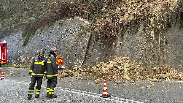 Frana sulla Flaminia, ancora disagi