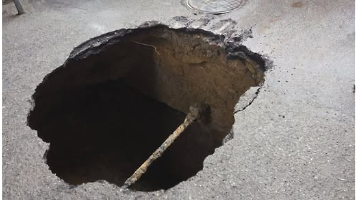 Si apre una voragine in via Verri