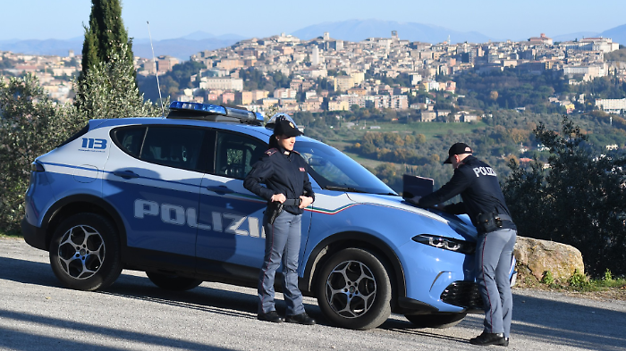 Cerca di scappare dalla polizia ma viene sorpreso mentre nascondeva un coltello a serramanico: denunciato 47enne