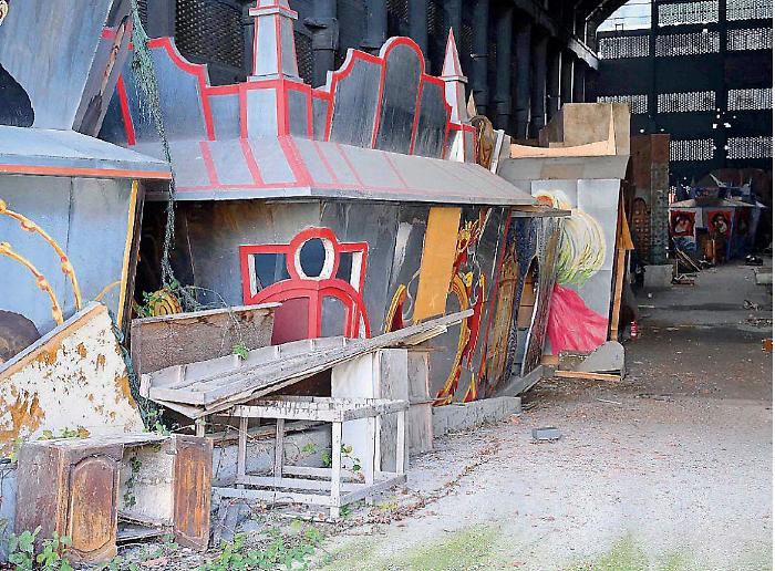 Volontari con ramazze alla mano a Papigno per pulire gli ex Studios: la nuova vita dei capannoni