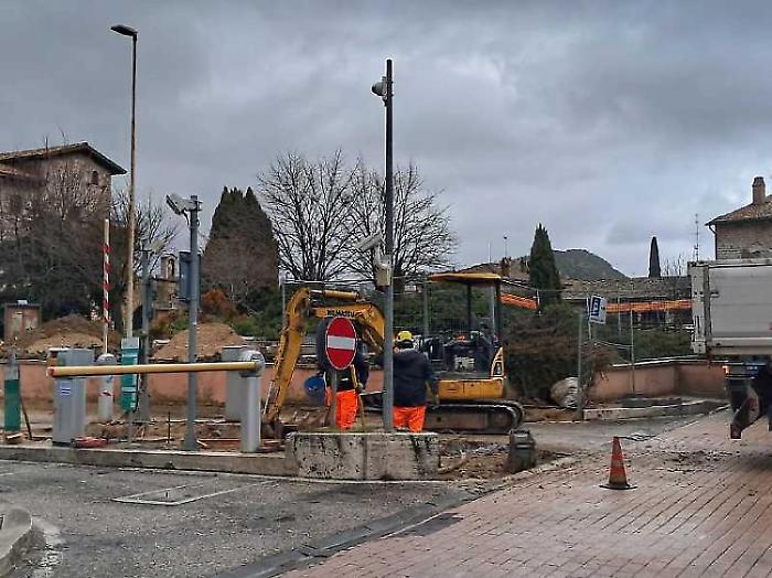Assisi, partiti i lavori al parcheggio Matteotti: interventi sulla struttura danneggiata dal grosso incendio
