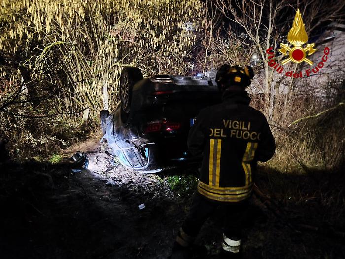 Auto va fuori strada e si ribalta per circa 7 metri: conducente trasportato in elisoccorso