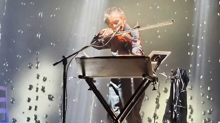 La Repubblica dell&rsquo;amore di Laurie Carezza di speranza in tempi di crisi