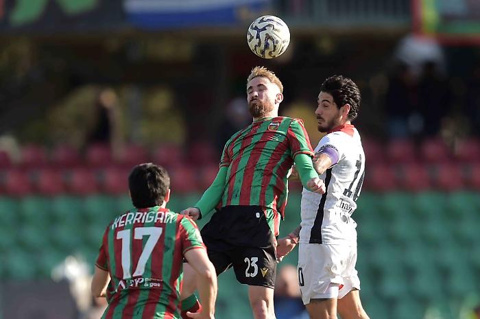 Disastro Ternana, crollo in casa con la Torres malgrado l'uomo in pi&ugrave; (0-2)