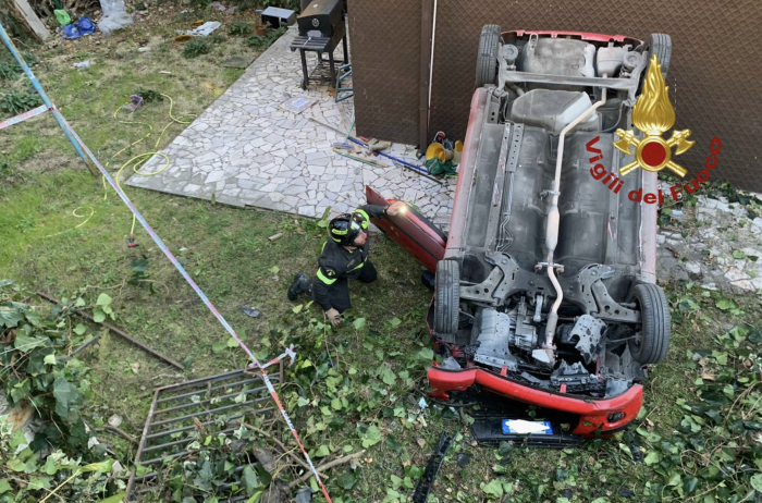 Incidente a Perugia: auto precipita nel cortile di un condominio, due feriti soccorsi dai Vigili del Fuoco