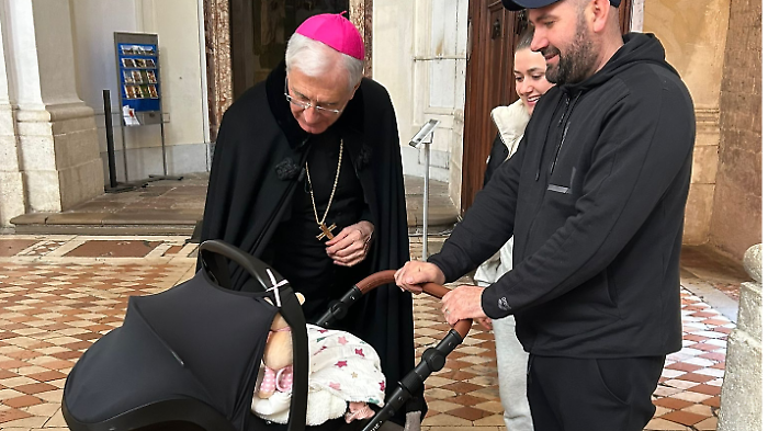 Spoleto, l'arcivescovo Boccardo benedice i nuovi nati:  &ldquo;A tutti noi questi bimbi chiedono: dateci la luce, non lasciateci crescere nell&rsquo;ombra&rdquo;