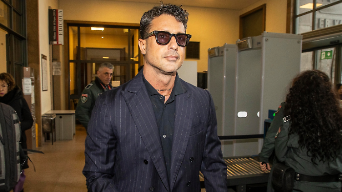 Caso Signorini, chiusi i profili social di Fabrizio Corona. Meta: "Violazioni multiple degli standard della community"