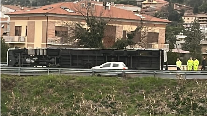 Incidente sul raccordo Perugia-Bettolle: camion esce di strada e si ribalta 