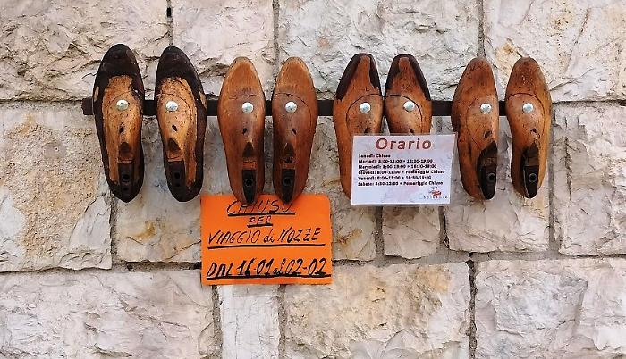 Perugia, il calzolaio smart che chiude "per viaggio di nozze"