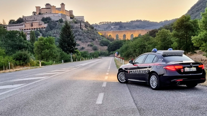 Studente a scuola con pistola giocattolo e maschera di Carnevale sul volto: docente sotto choc