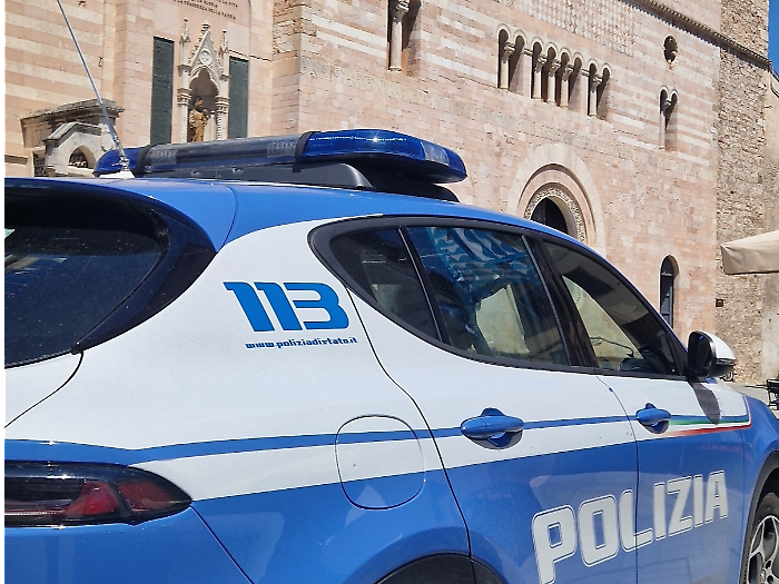 Si introduce in un negozio approfittando della pausa pranzo e ruba 500 euro di vestiti: denunciato 44enne