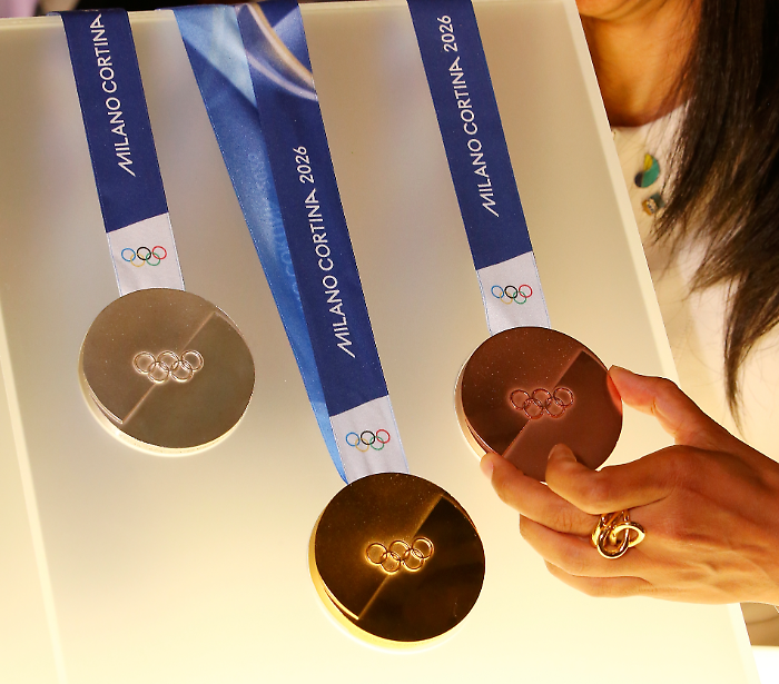 Milano-Cortina, quanti soldi guadagna chi vince le medaglie delle Olimpiadi invernali: il confronto tra l'Italia e il mondo 