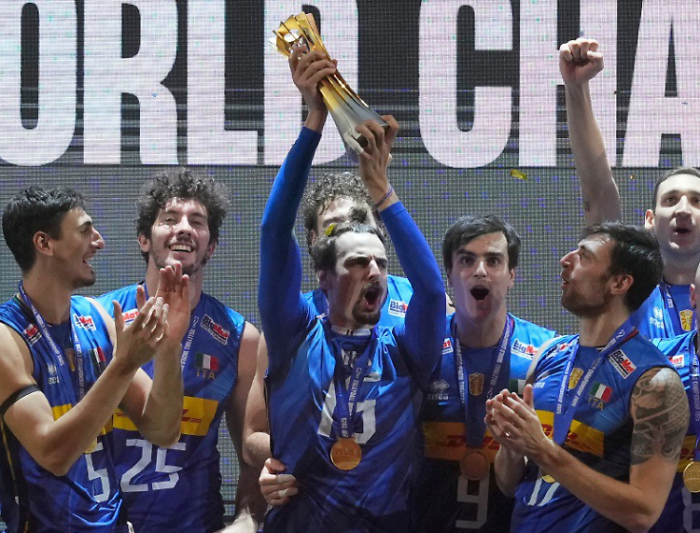 Milano-Cortina, il capitano degli azzurri Simone Giannelli alla cerimonia d'apertura: con lui altri 5 campioni del mondo