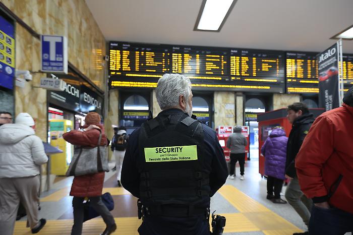 Cavi elettrici tranciati alla stazione di Bologna: trovato ordigno. Salvini: "Attentato a inizio Olimpiadi, qualcuno vuole male all'Italia"