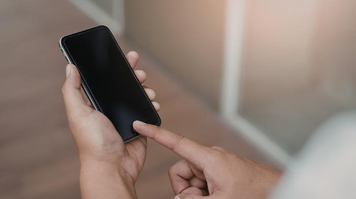 Commesso dice al cliente che lo smartphone &egrave; rotto ma aveva solo la memoria piena: denunciato per truffa