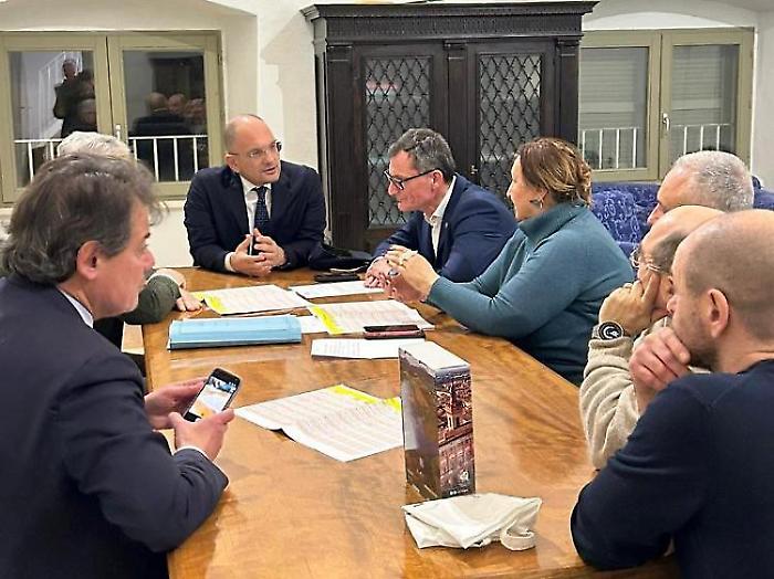 Lavori nelle scuole: il faccia a faccia tra Castelli e Cesaro