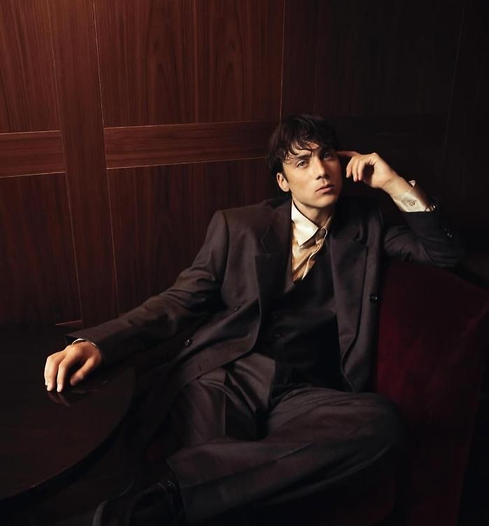 Matteo Paolillo, tra carriera e vita privata: &ldquo;Mi innamorai del teatro alle medie. A 18 anni rifiutai un lavoro stabile. Figli? Un desiderio ancora lontano&rdquo;