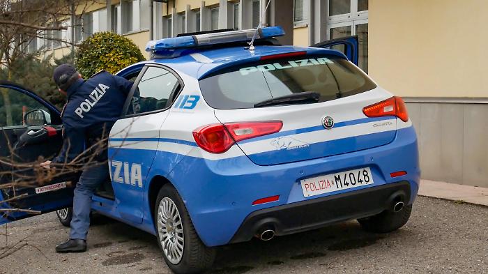 Abusava di alcol e terrorizzava la famiglia tra richieste di soldi, insulti e minacce di morte: allontanato dalla casa