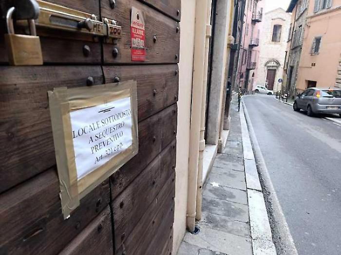 Troppi clienti, chiuso il locale: sigilli al The Zoo di via Alessi. Il titolare: "Nessun problema di sicurezza"