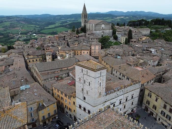 Arrivi e presenze a Todi: nuova impennata di visitatori stranieri