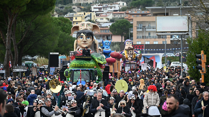 Pienone al carnevale di San Sisto: centinaia di persone in maschera hanno invaso il quartiere. Le foto dei carri
