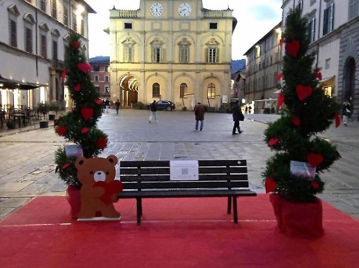 Panchina simbolo d'amore a Citt&agrave; di Castello: in piazza Matteotti contro ogni forma di violenza
