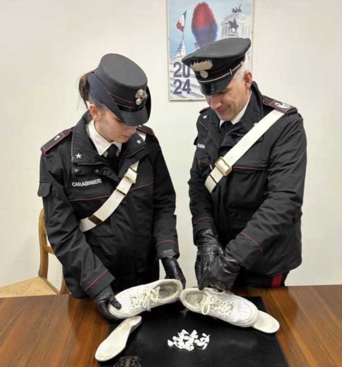 Sorpreso con cocaina nascosta nelle scarpe: 24enne arrestato dai carabinieri 