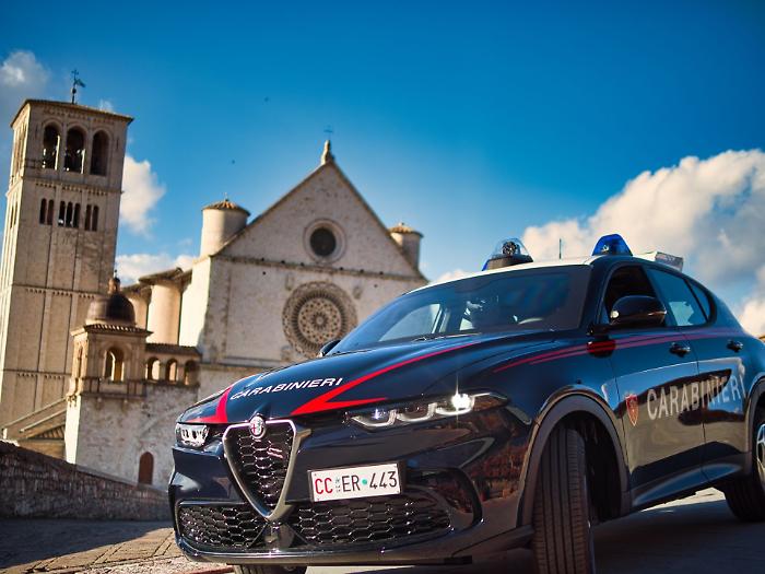 Apre l'auto di un turista e gli ruba il computer: denunciato 60enne