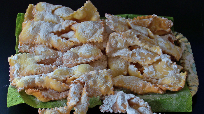 Frappe o Chiacchiere, chi &egrave; nato prima? Storia e curiosit&agrave; del dolce tipico del Carnevale