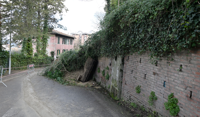 Frana in viale San Giuseppe, in corso i primi interventi per ripristinare la viabilit&agrave; 