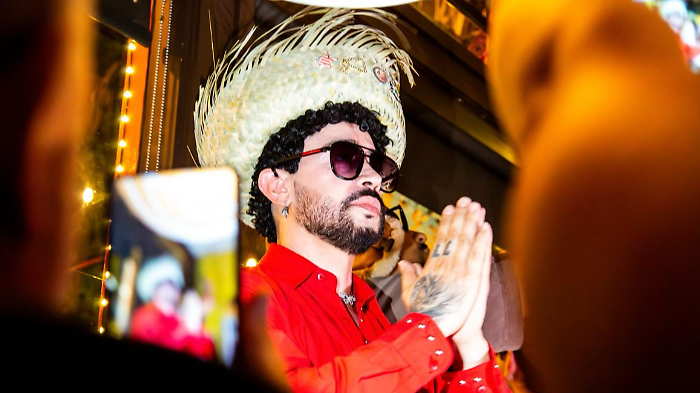 Il sosia di Bad Bunny incoronato a San Francisco e la folla impazzisce