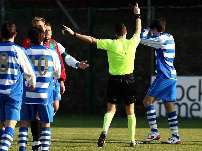 Spinta a due mani sull&rsquo;arbitro: sei turni a un giocatore dell&rsquo;Arna
