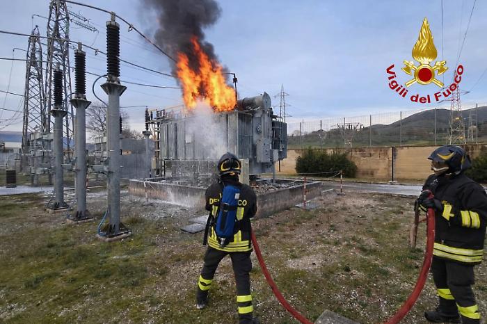 Blackout a Foligno, incendio nella centrale elettrica: in fiamme un trasformatore da 150.000 volt
