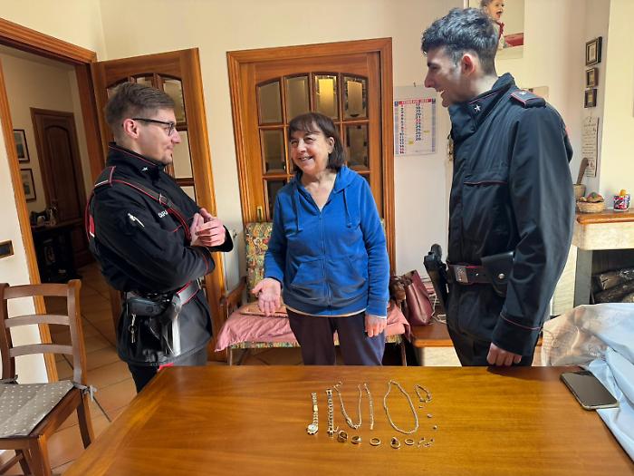 "Suo marito &egrave; in arresto per rapina". Si fingono forze dell'ordine al telefono e la 70enne consegna tutto l'oro: denunciati due giovani