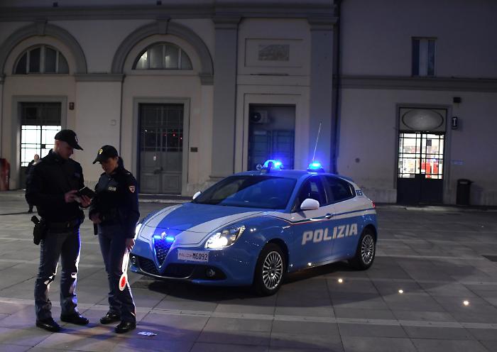 In stato confusionale si stende sui binari del treno: uomo salvato alla stazione di Fontivegge