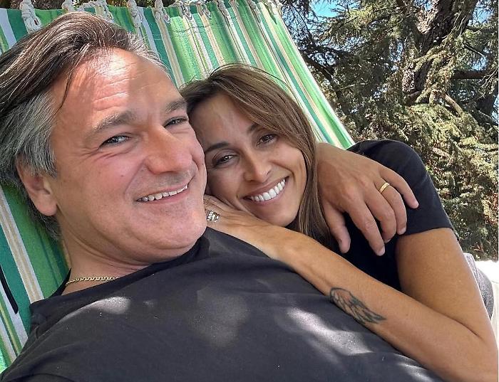 Fabio Caressa e Benedetta Parodi, verso i 20 anni di amore: il primo incontro, la proposta in aereo e i tre figli