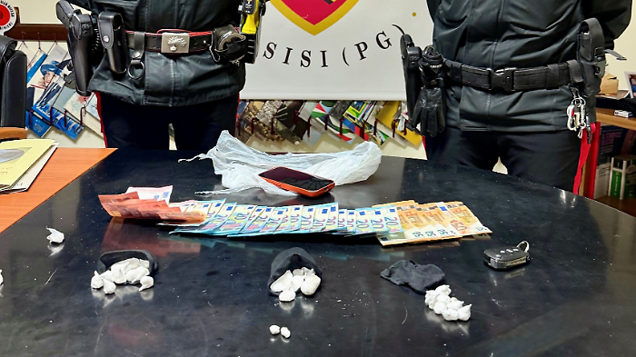 Fermato per un controllo, aveva in auto cocaina e hashish: arrestato 28enne