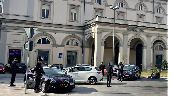 Sorpresi a spacciare alla stazione dei bus di Fontivegge: arrestati due fratelli minorenni 